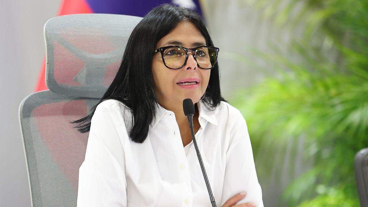 TRUMP DEFIENDE A FUNCIONARIA VENEZOLANA