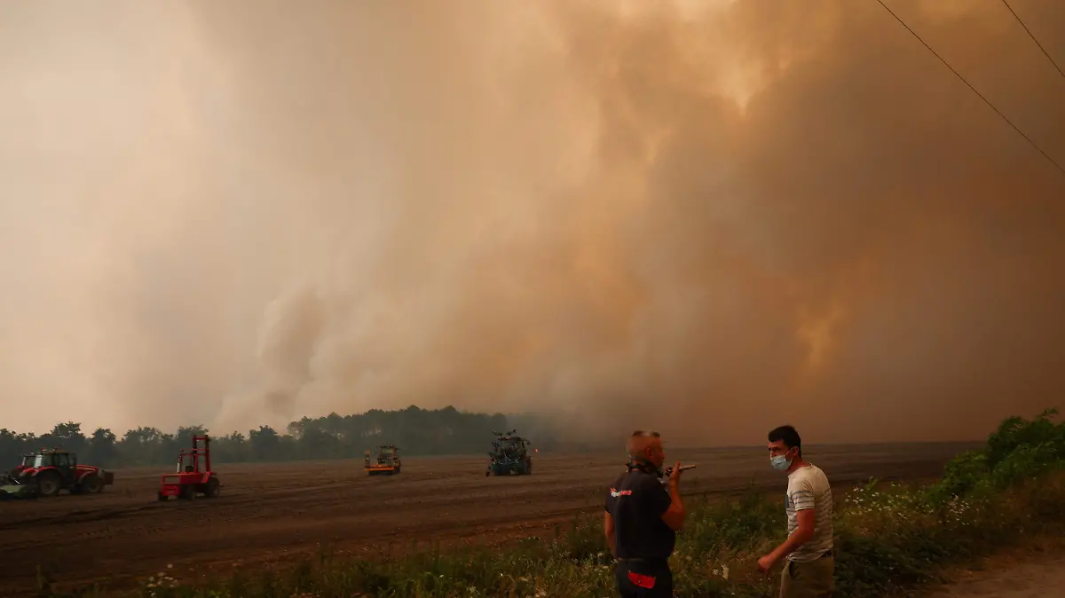 2026-07-26T150353Z_1601426488_RC2RLMA3ZP2T_RTRMADP_3_EUROPE-WEATHER-FRANCE-WILDFIRE