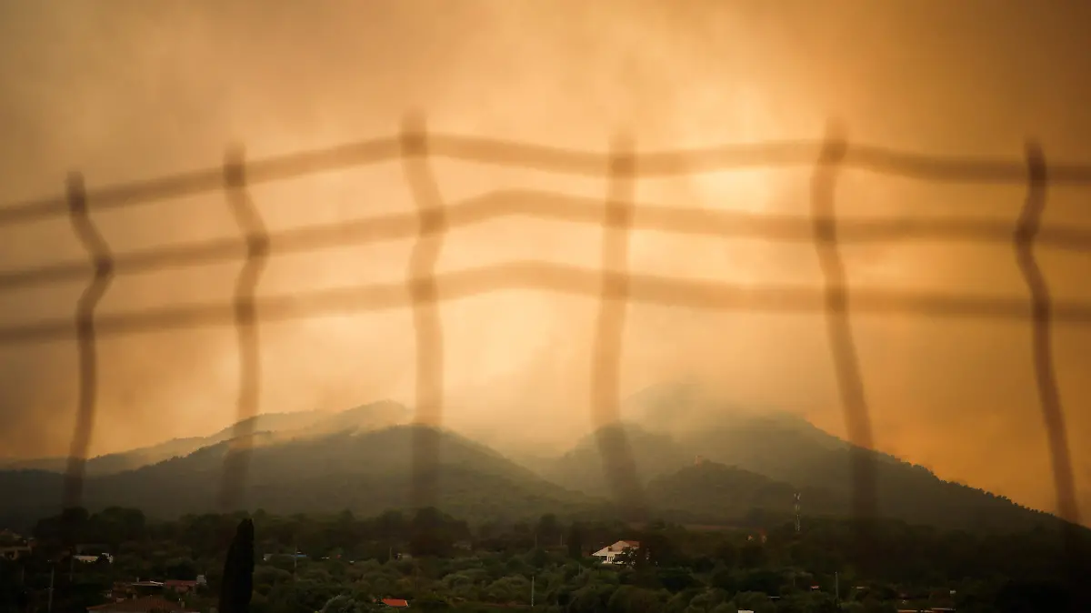 2026-07-27T154214Z_1850560292_RC2EMMATZ3AS_RTRMADP_3_EUROPE-WEATHER-WILDFIRE-SPAIN