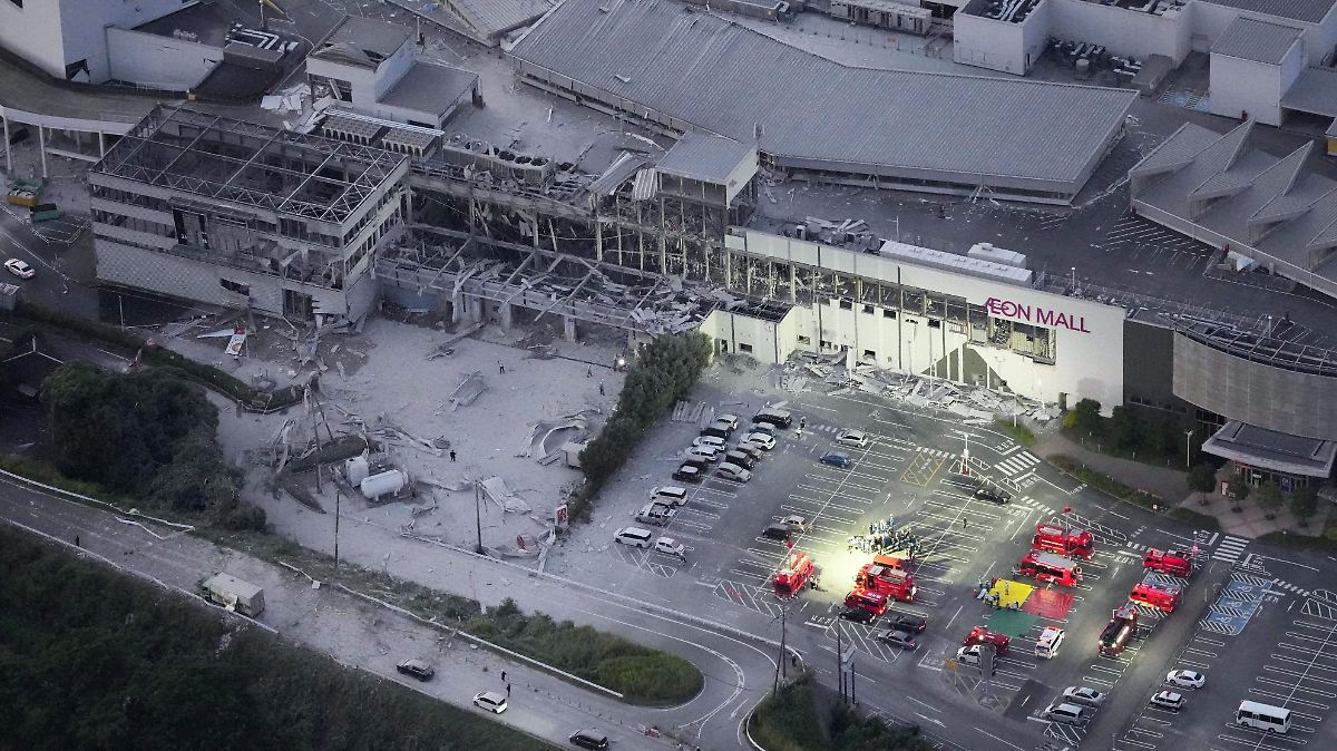 COLAPSA MALL EN JAPÓN TRAS SISMO; ATRAPADOS DECENAS