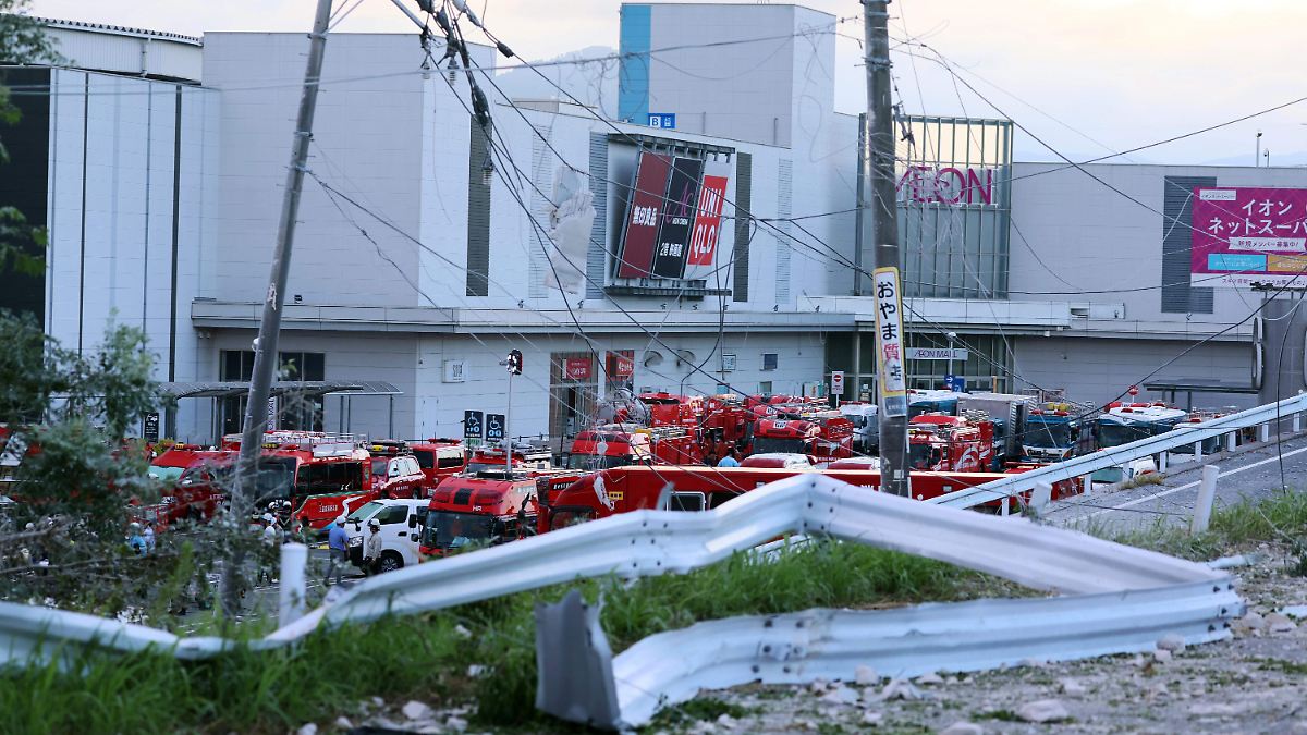 TERREMOTO DEVASTA JAPÓN: 3 MUERTOS Y 200 HERIDOS