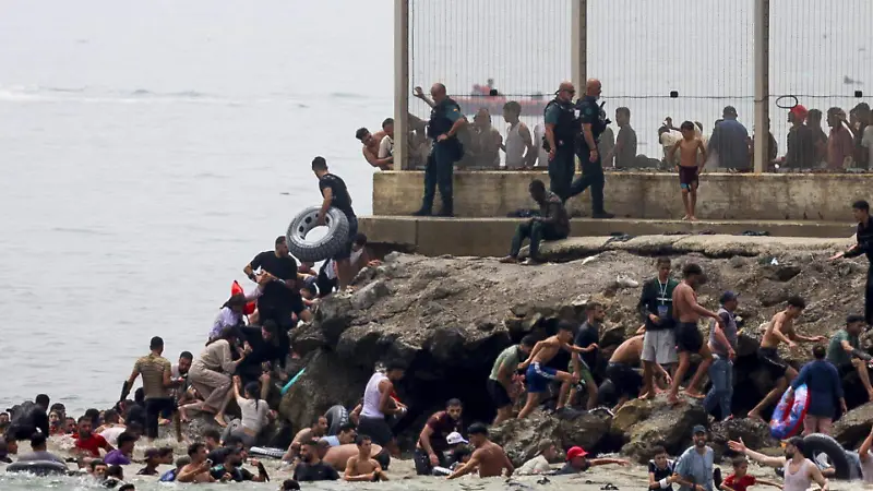 Caos en la frontera entre España y Marruecos tras entrada irregular de migrantes a Ceuta. Galería 2