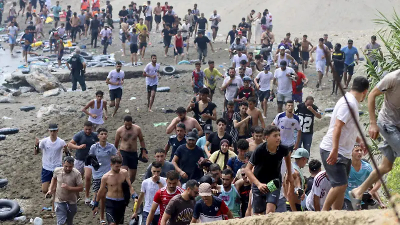 Caos en la frontera entre España y Marruecos tras entrada irregular de migrantes a Ceuta. Galería 2