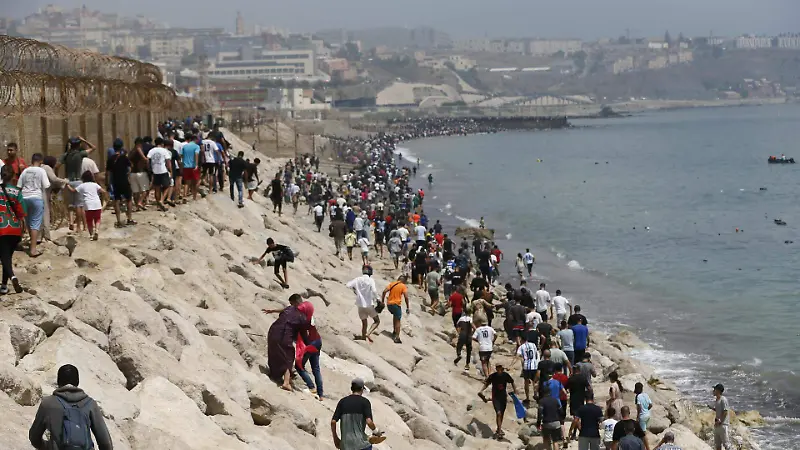 Caos en la frontera entre España y Marruecos tras entrada irregular de migrantes a Ceuta. Galería 2