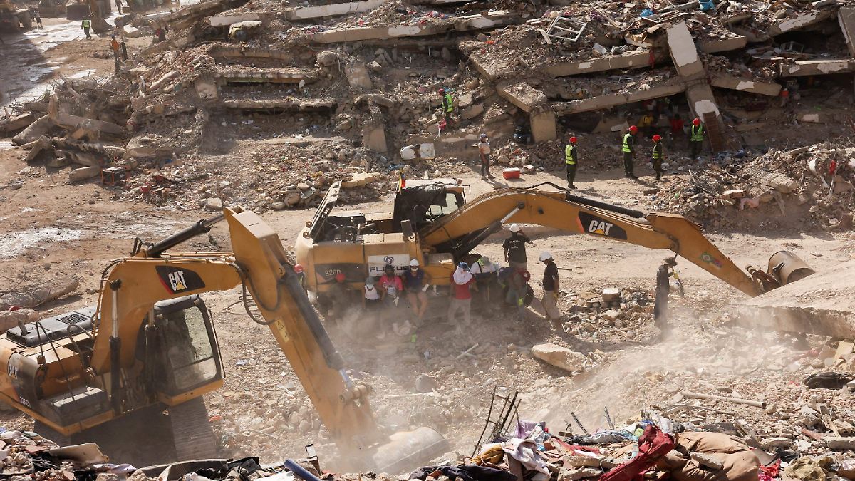 VENEZUELA: CAEN ESCOMBROS DE TERREMOTO
