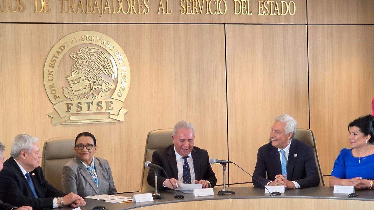 GOBIERNO VE A SINDICATOS CLAVE PARA PAZ SOCIAL