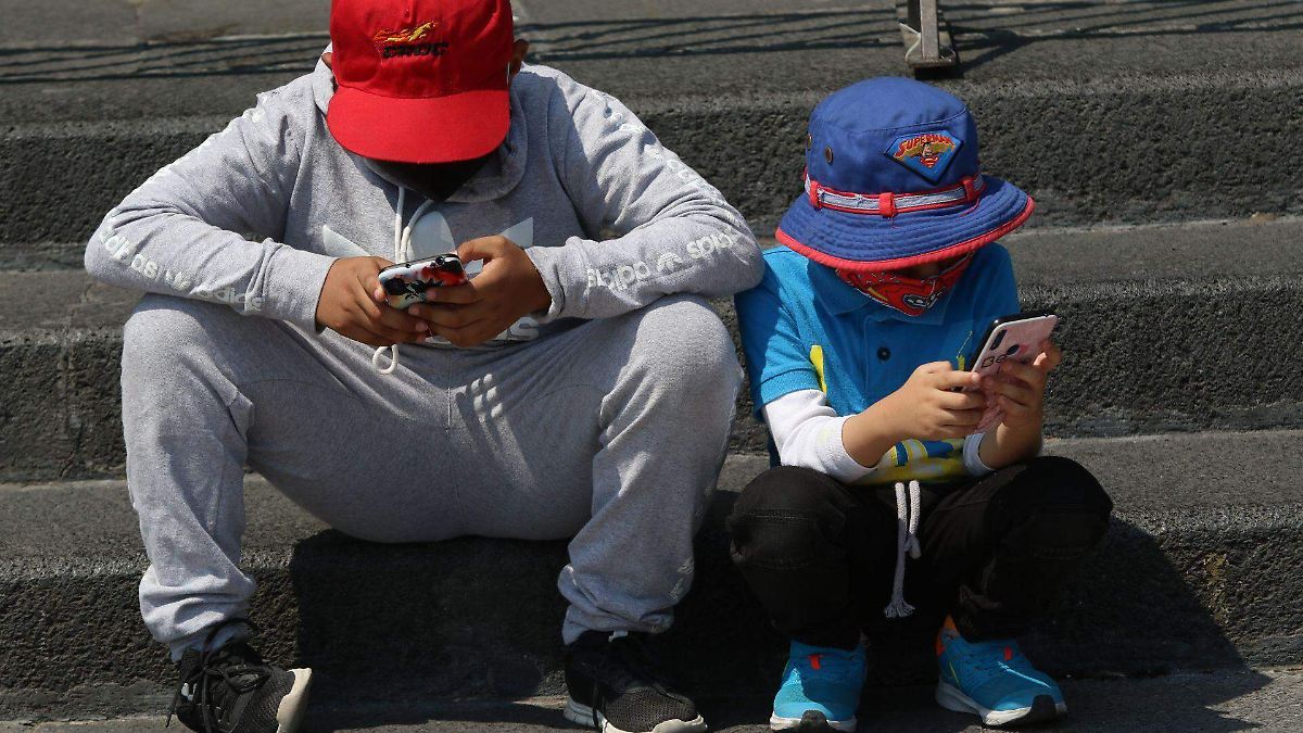 ESCLAVOS DEL CELULAR: JOVENES MEXICANOS PIERDEN JORNADA LABORAL EN PANTALLAS