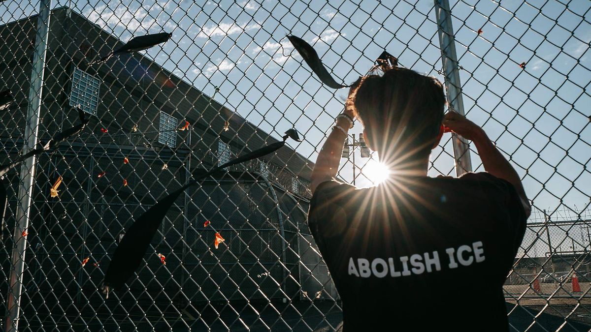 MUEREN MÁS INMIGRANTES BAJO CUSTODIA DE EU