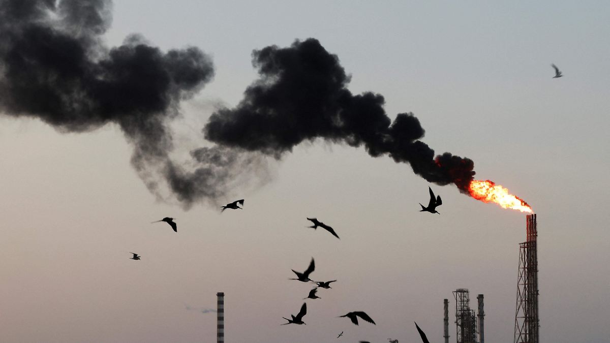 GIRO HISTÓRICO: EXIGEN A PETROLERAS MEDIR EMISIONES DE SUS CLIENTES