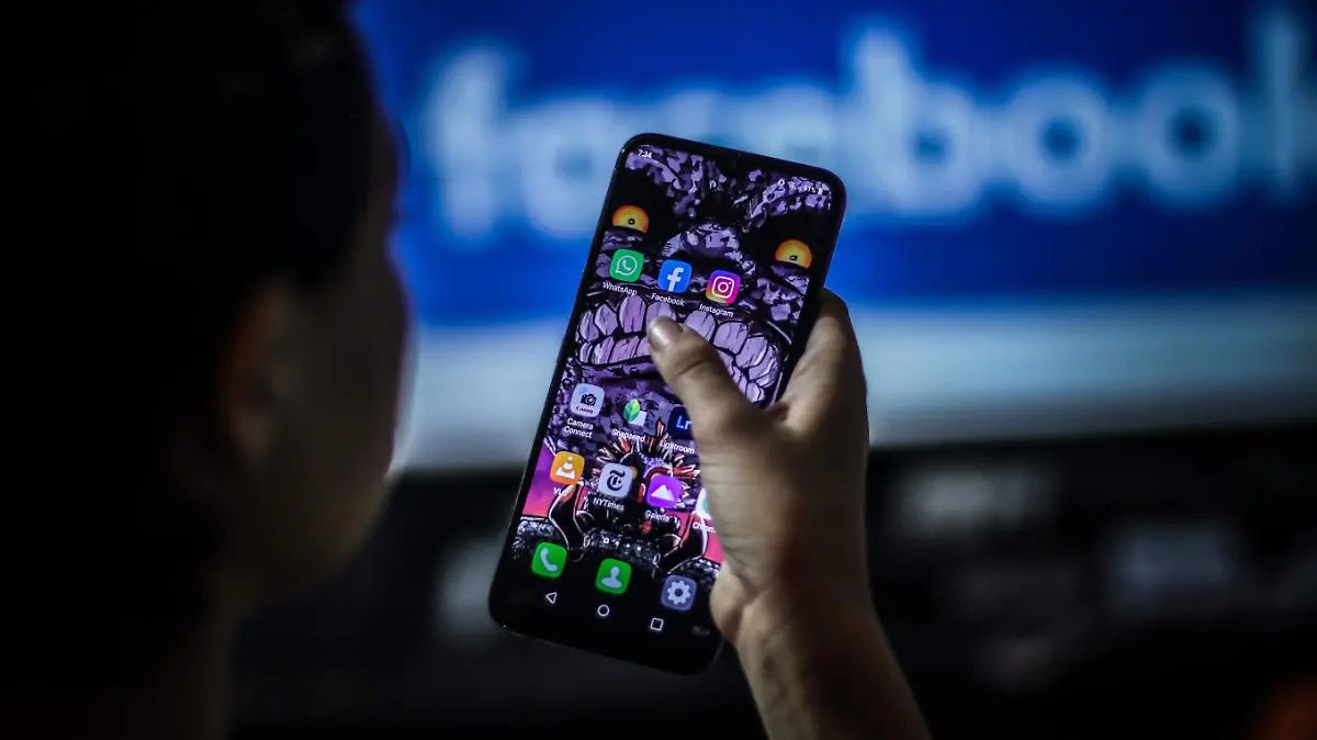 4575546-Facebook-Redes Sociales-Celular-Telefono-7