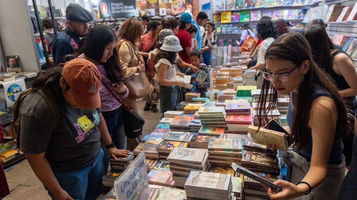 CIERRA EDITORIAL CLAVE: CULPAN A MALOS HÁBITOS DE LECTURA