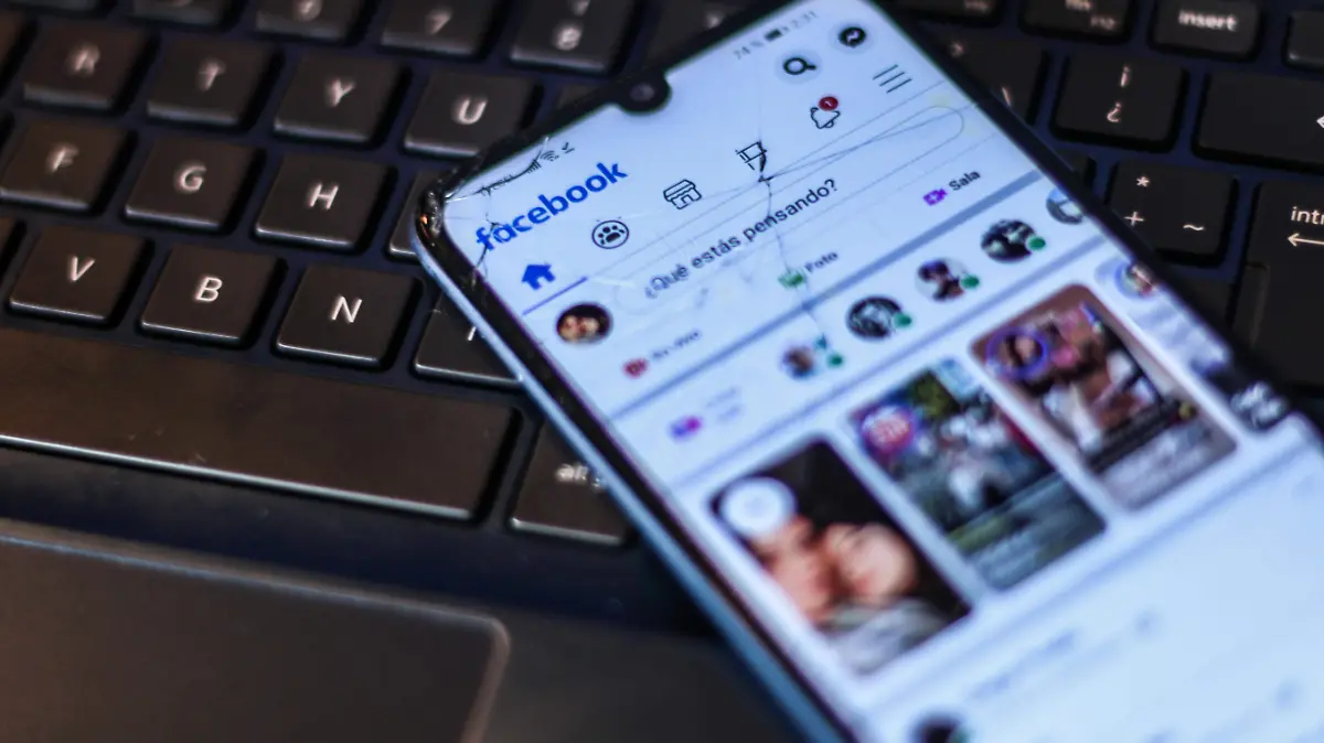 4575544-Facebook-Redes Sociales-Celular-Telefono-3