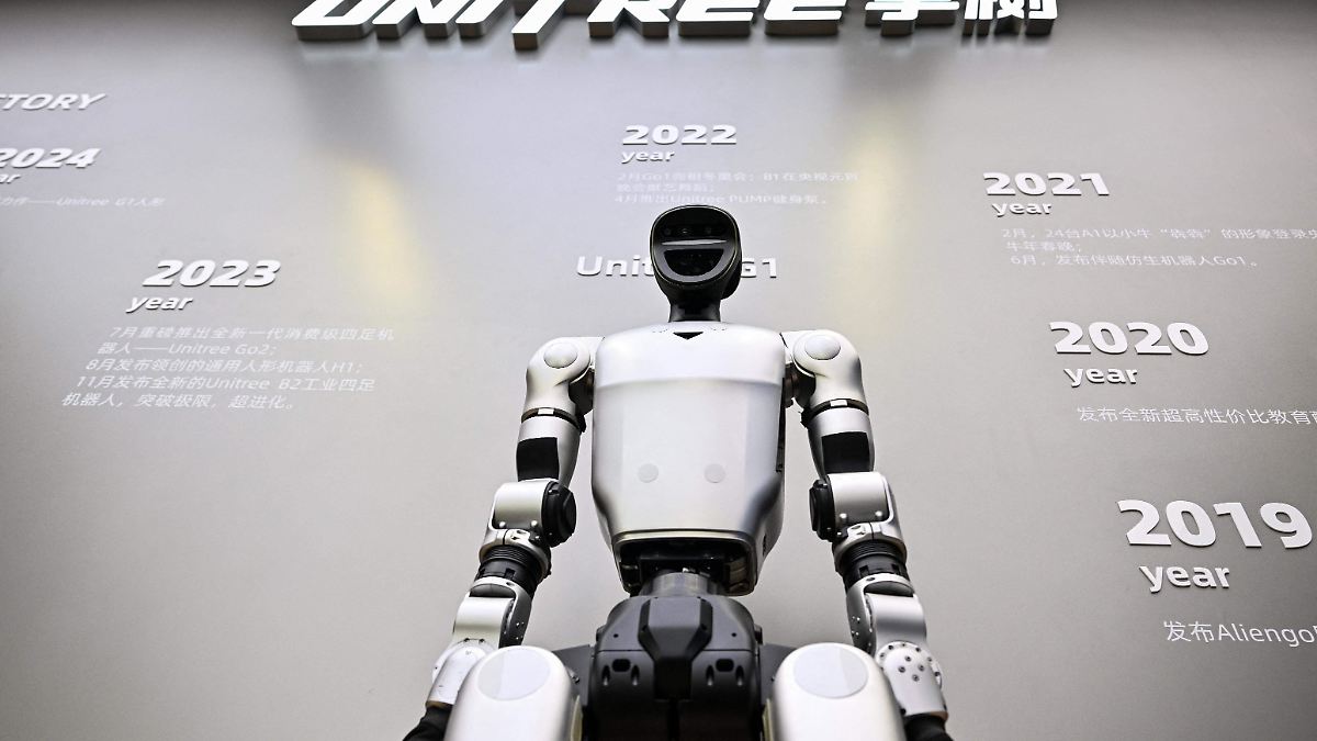 CHINA LANZA ROBOTS "SUPERMAN"
