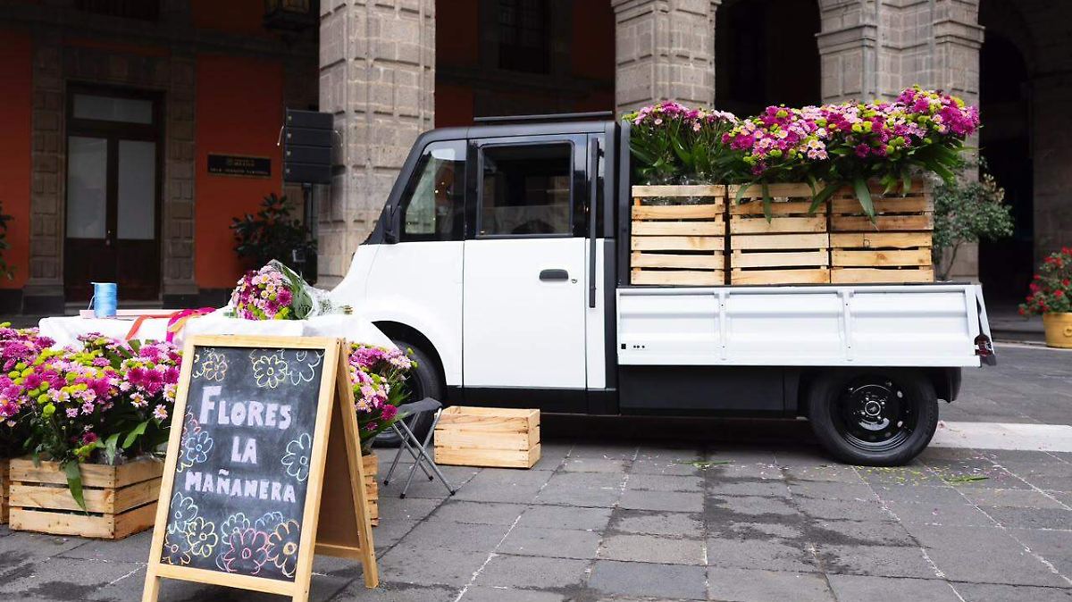 SHEINBAUM LANZA OLINIA: EL AUTO ELÉCTRICO MEXICANO QUE CARGA EN CASA