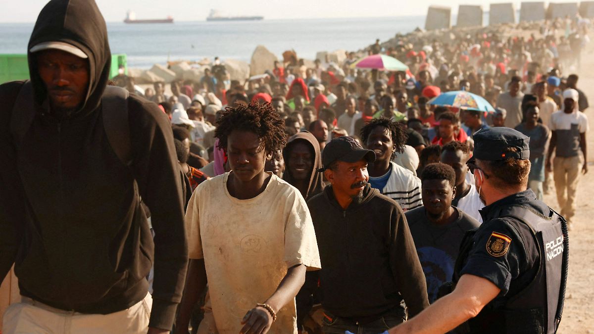 CEUTA ABRE PUERTAS A MIGRANTES