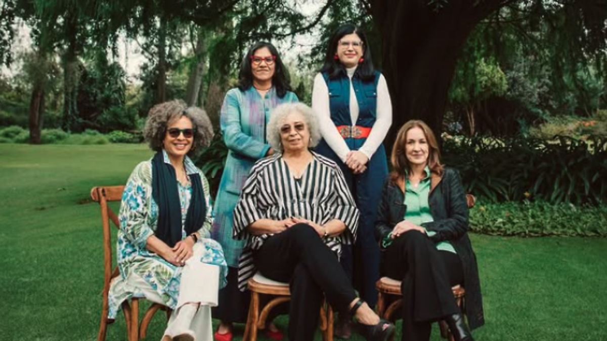 ANGELA DAVIS DESATA FUROR EN LA UNAM