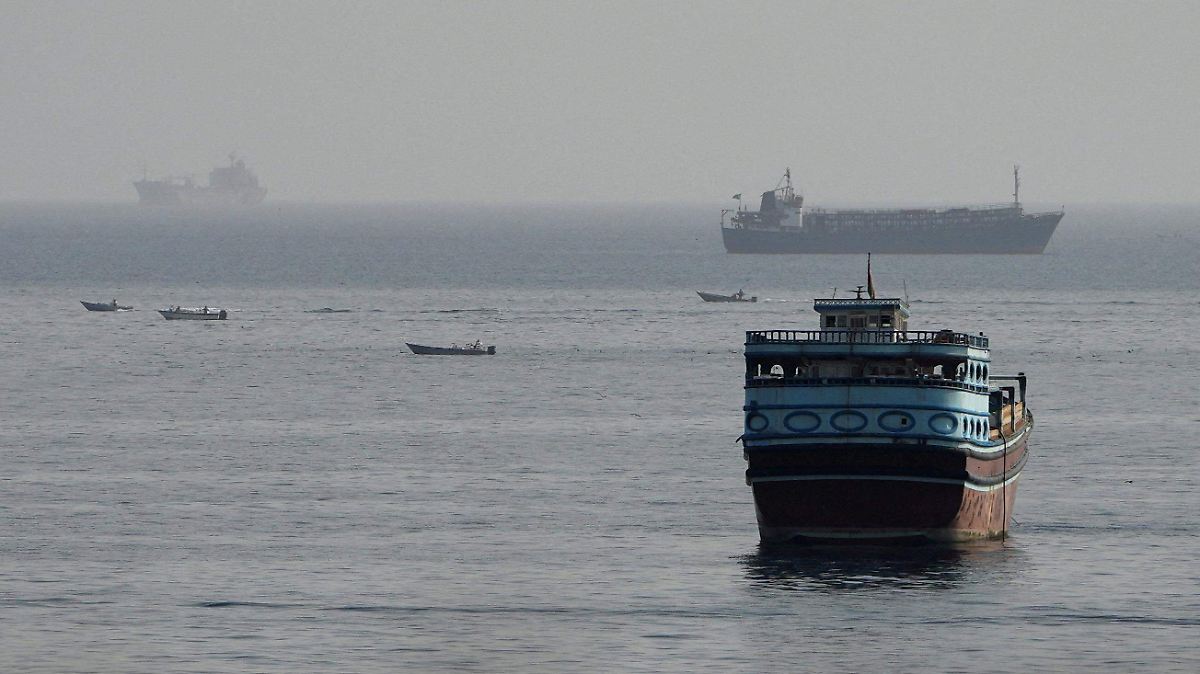 IRÁN Y OMÁN SE REPARTEN EL CONTROL DEL ESTRECHO DE HORMUZ