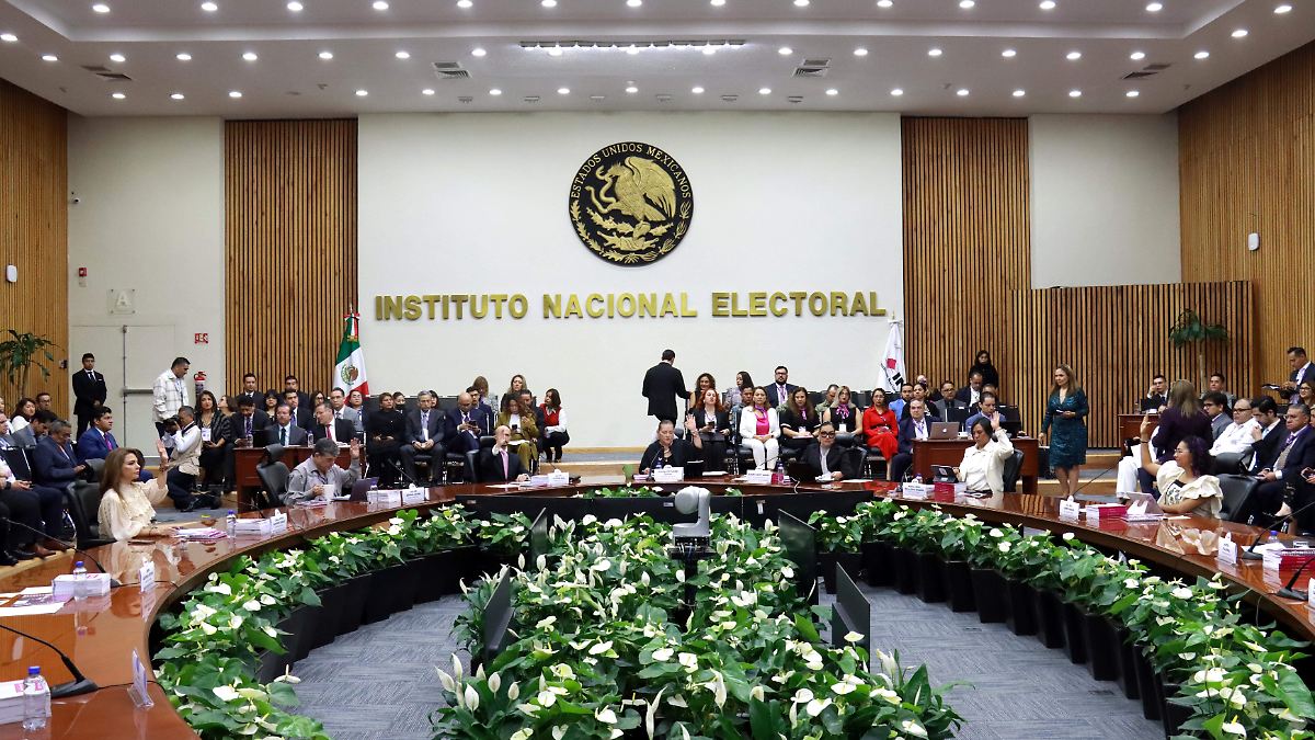 TRIBUNAL ELECTORAL DA UN MANOZO AL INE