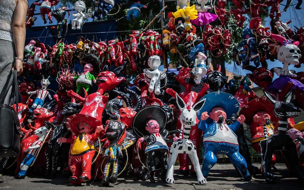 Puesto con venta de figuras para la Quema de Judas. 