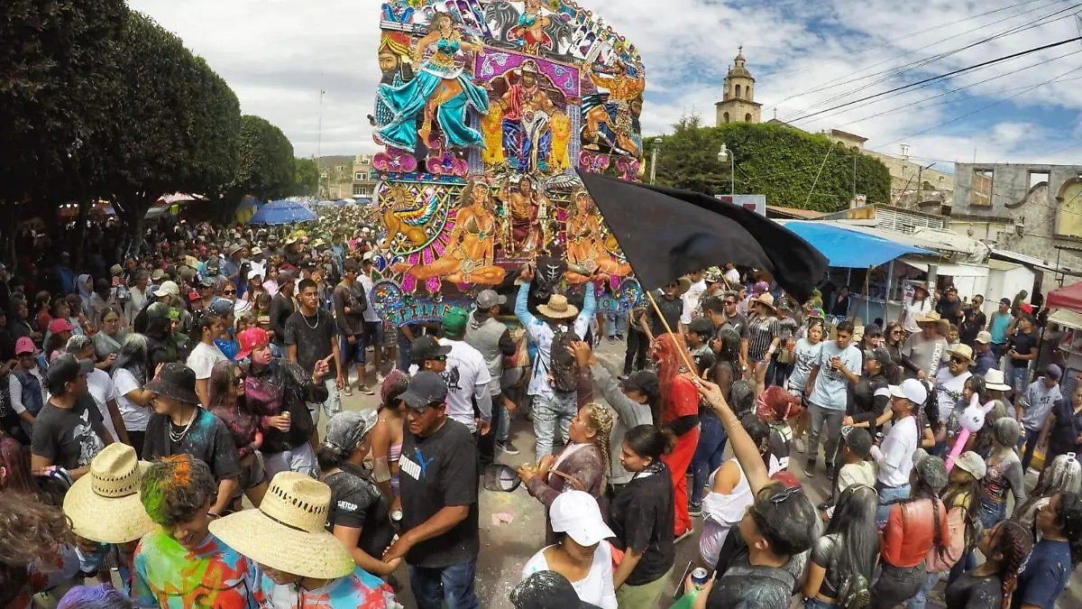 Torito de petate monumental en el centro de Tarímbaro