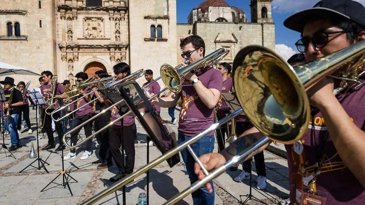 Músicos tocando el trombón