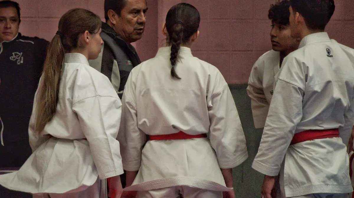 Hugo Barajas y competidores en el Selectivo Estatal de Karate Do