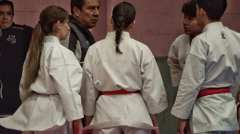 Hugo Barajas y competidores en el Selectivo Estatal de Karate Do