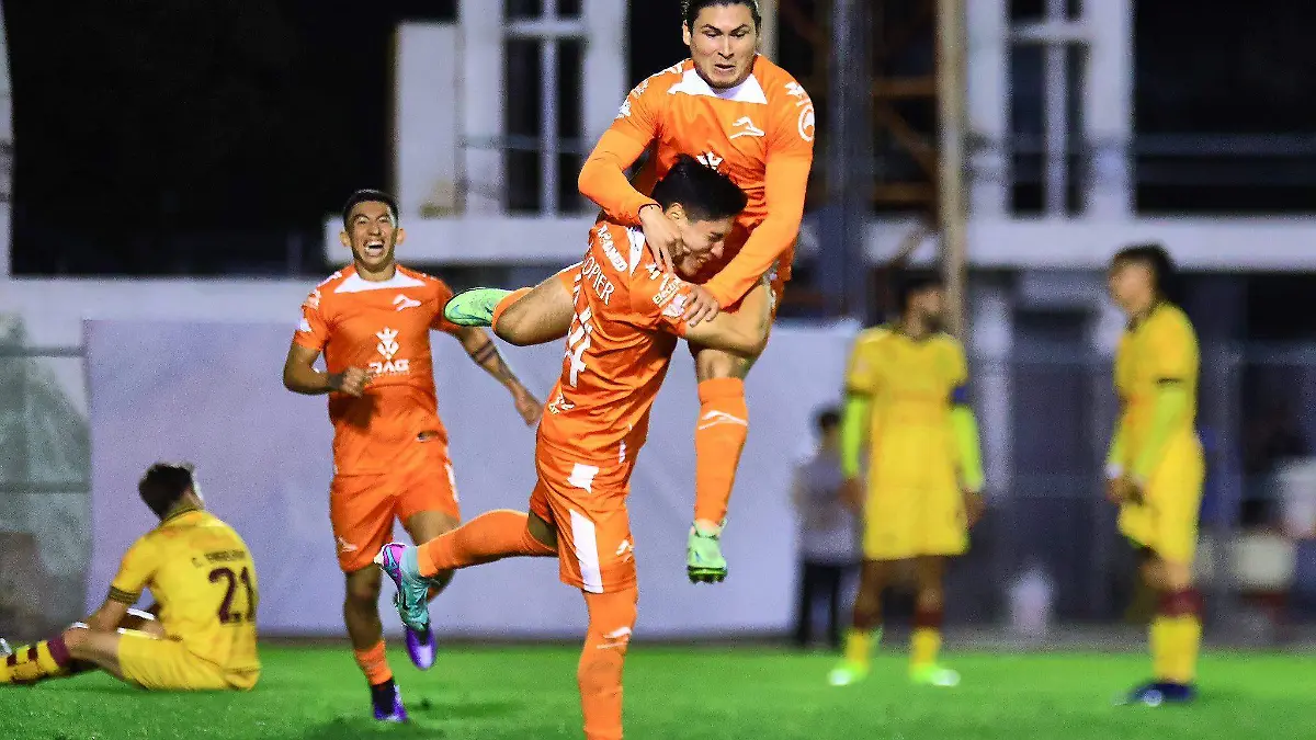 Jugadores de Correcaminos celebrando victoria.
