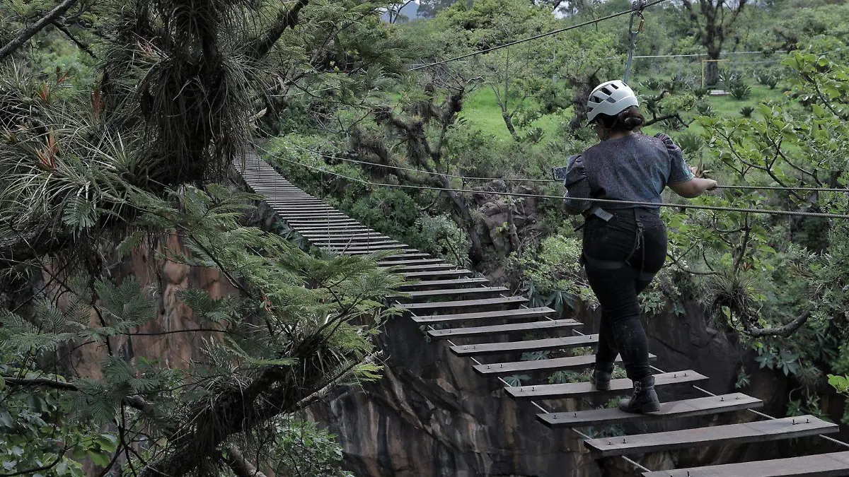Mujer atravesando puente