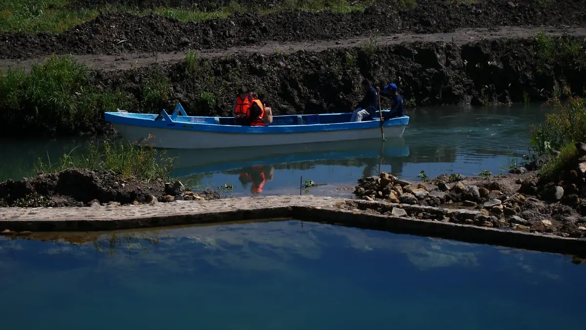 Paseo en canoa en los manantiales de Urandén en Pátzcuaro
