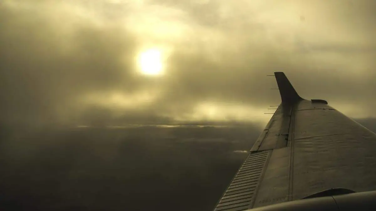 Avioneta realizando estimulación de lluvias