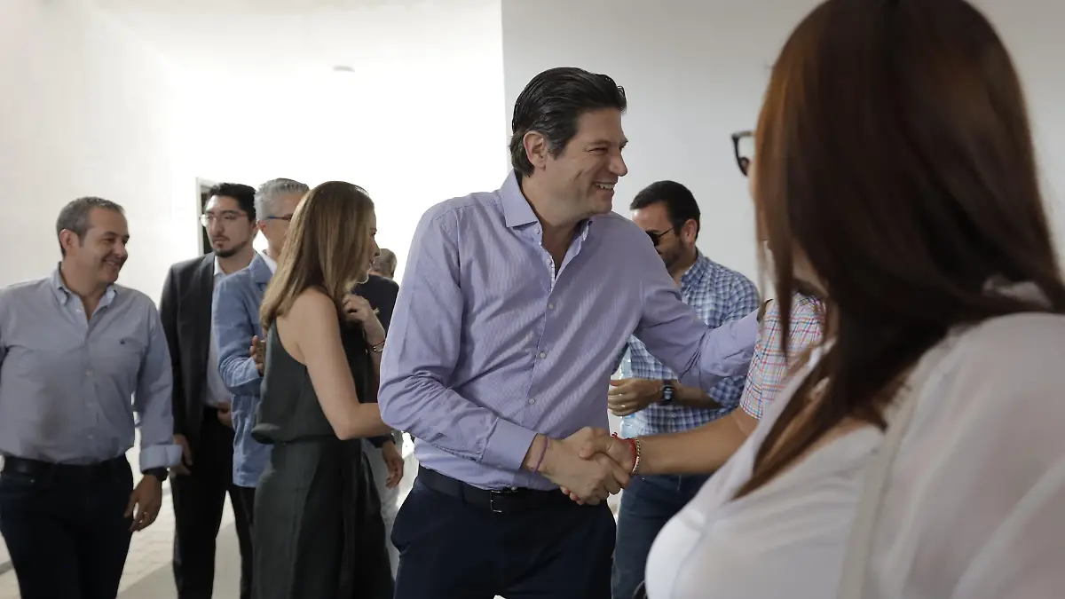 Entrega de constancia a Alfonso Martínez Alcázar 