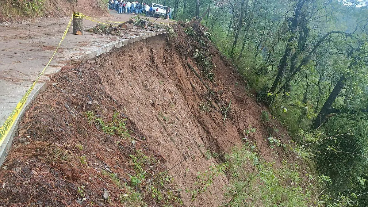 Derrumbe en el camino ubicado en las Cabañas en Morelia