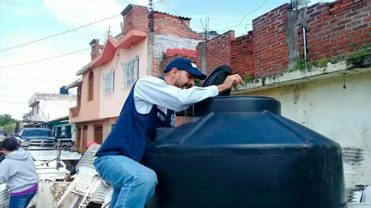 Personal de la SSM limpiando un tinaco