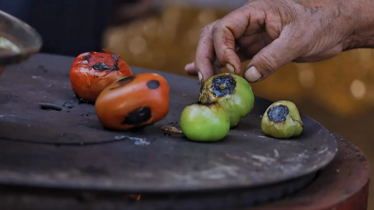 Jitomates y tomates en un comal