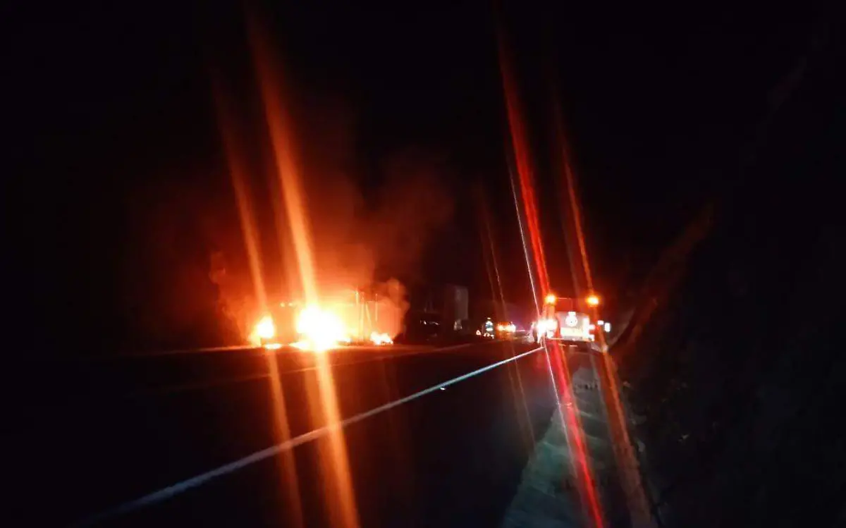 Arde nodriza en la autopista Pátzcuaro-Cuitzeo