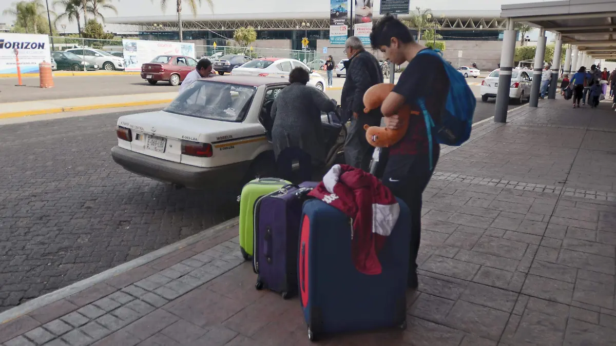 Personas con maletas para el viaje