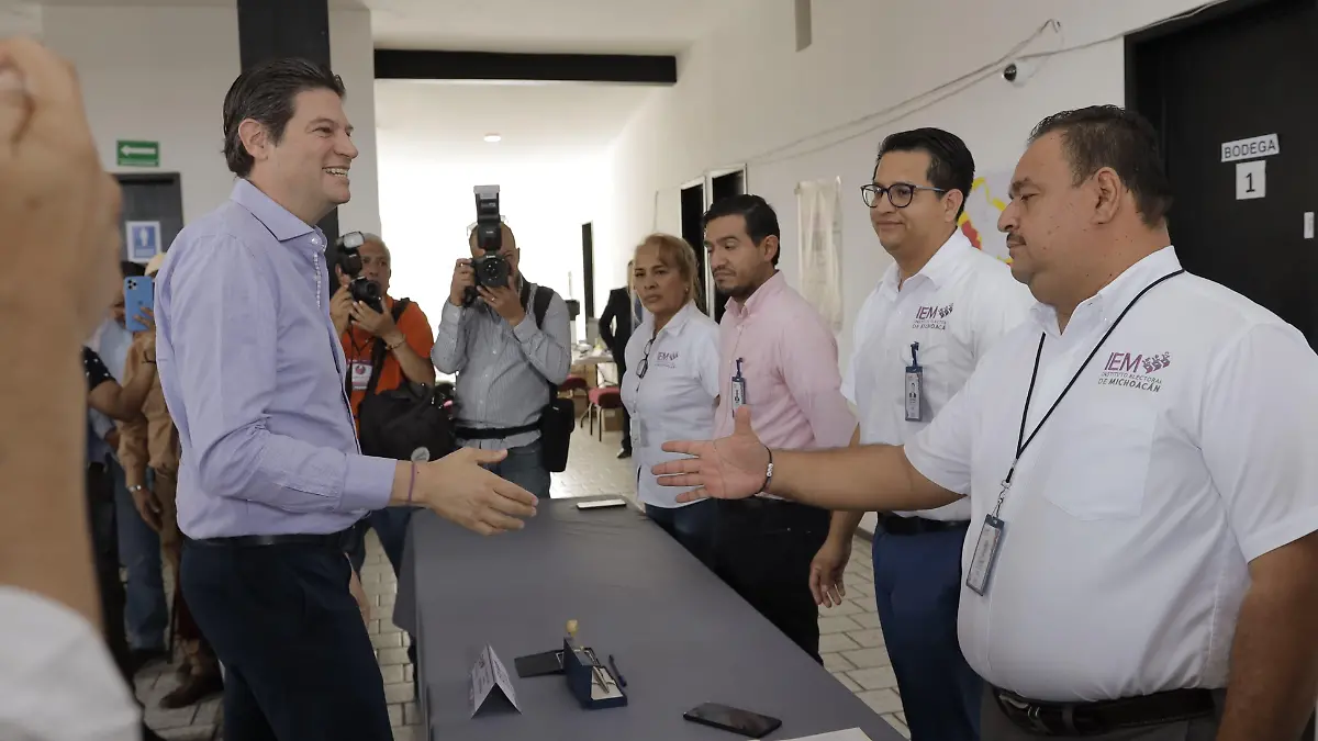 Entrega de constancia a Alfonso Martínez Alcázar