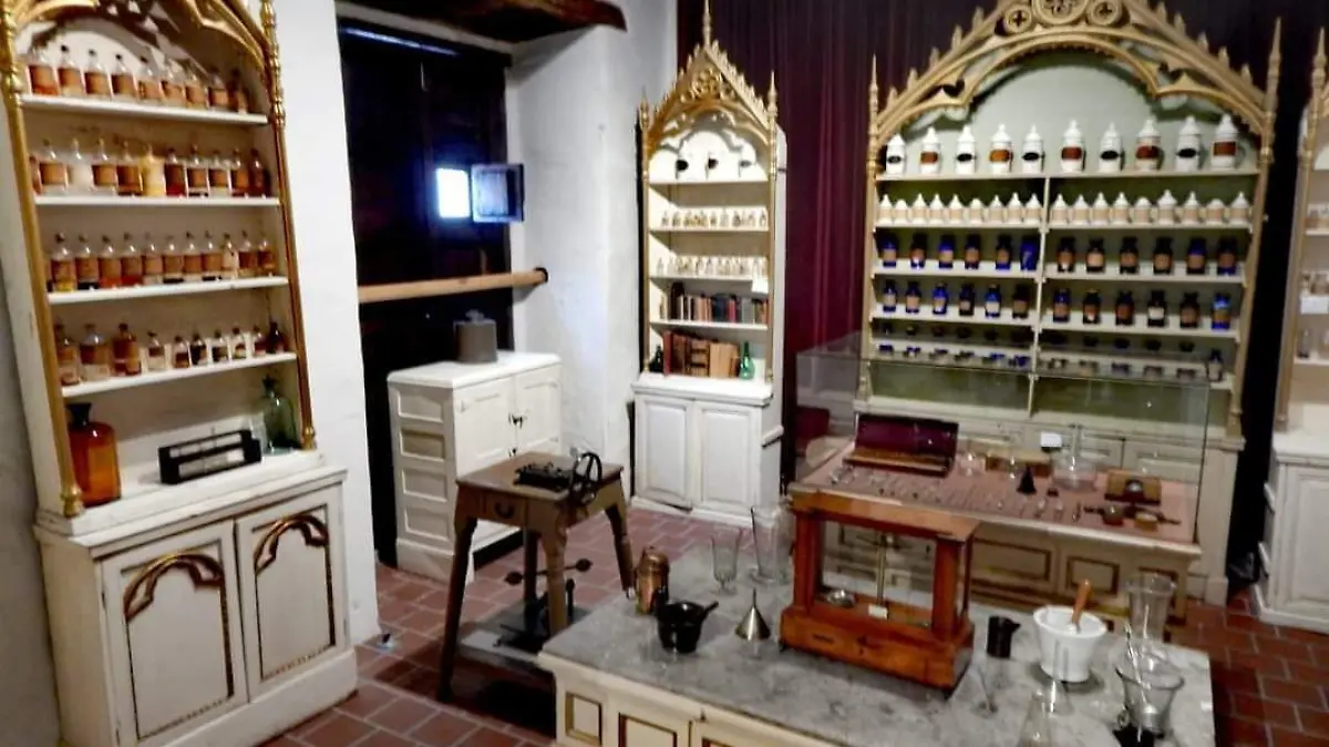 Botica de la Farmacia Mier