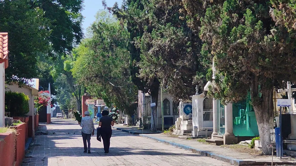 Mujeres en el panteón de Morelia