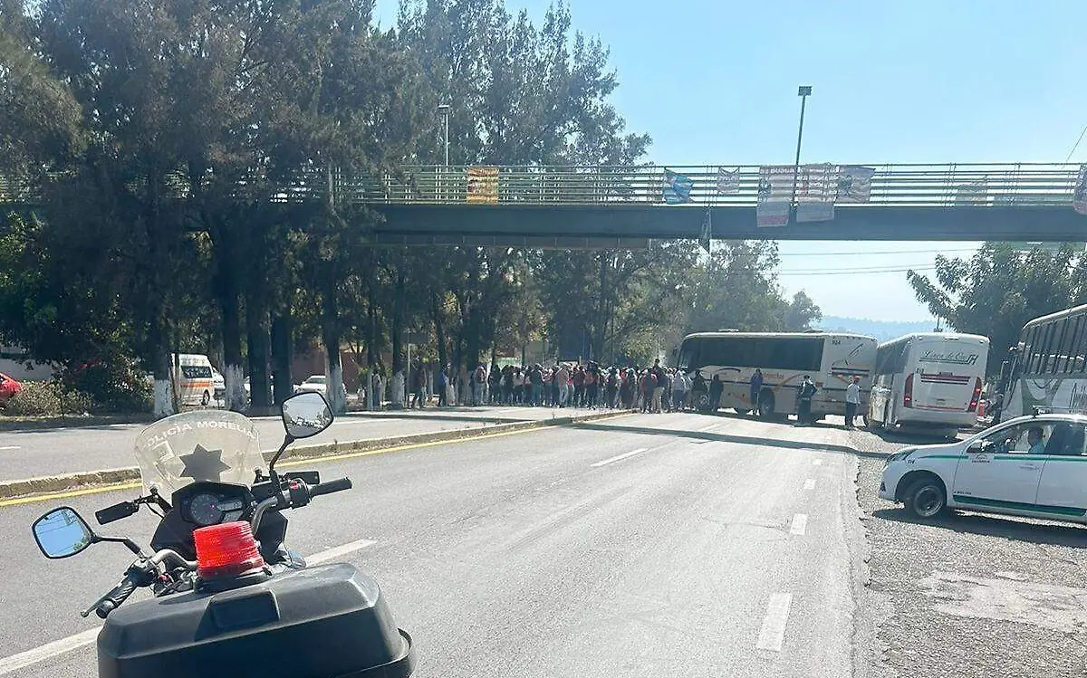 Bloqueo de normalistas en salida Pátzcuaro