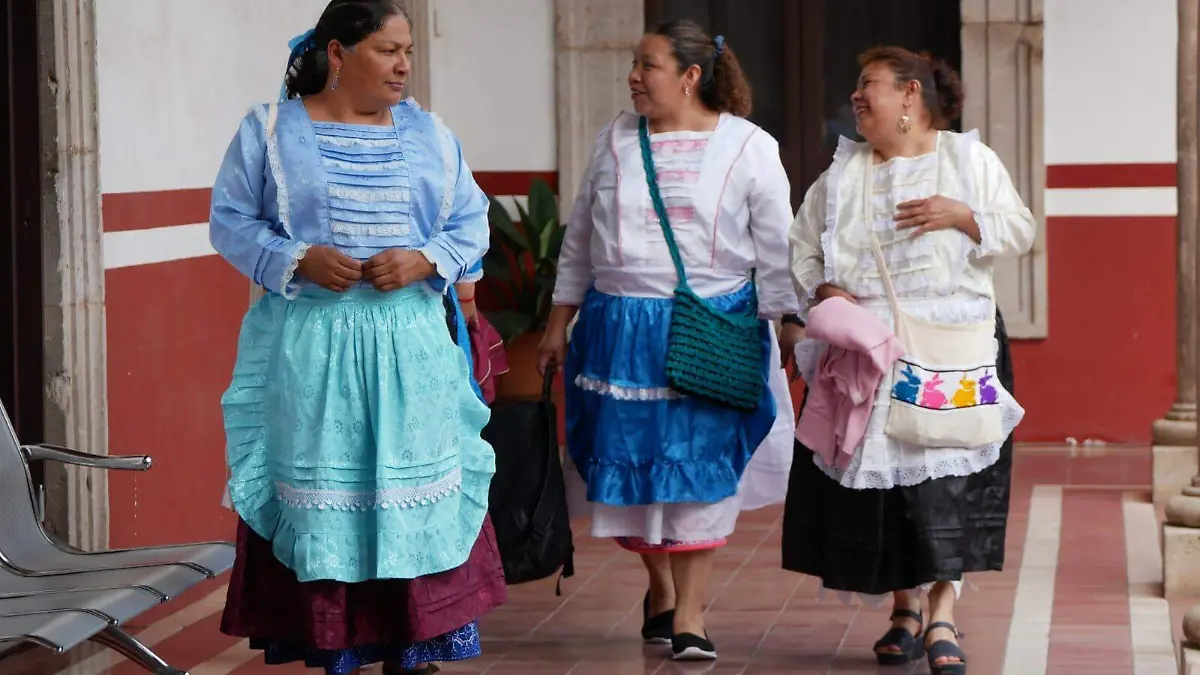 Mujeres indígenas platicando