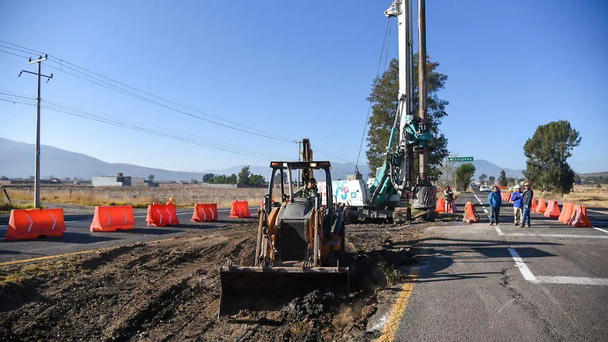 Máquinas comenzando la construcción del segundo anillo periférico