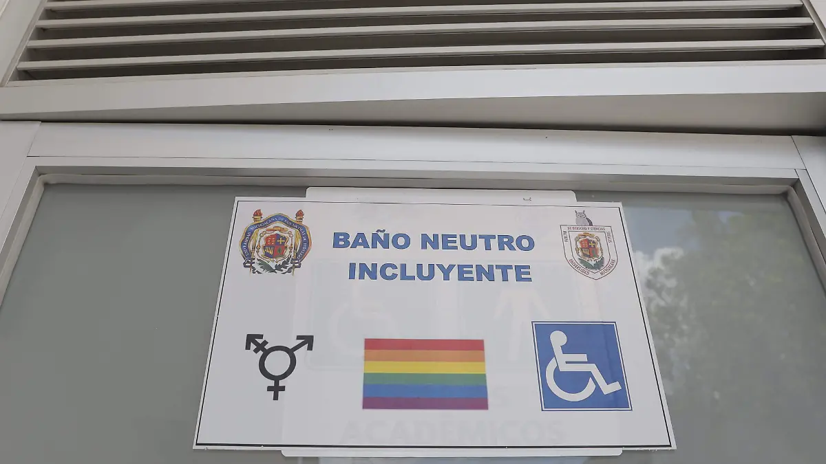 Baño neutro en la Facultad de Derecho