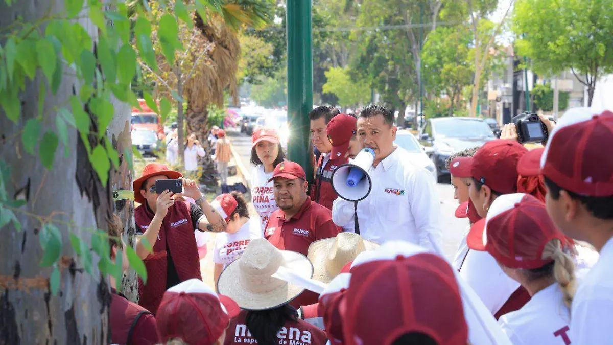 Carlos Torres Piña acompañado de brigadistas de Morena
