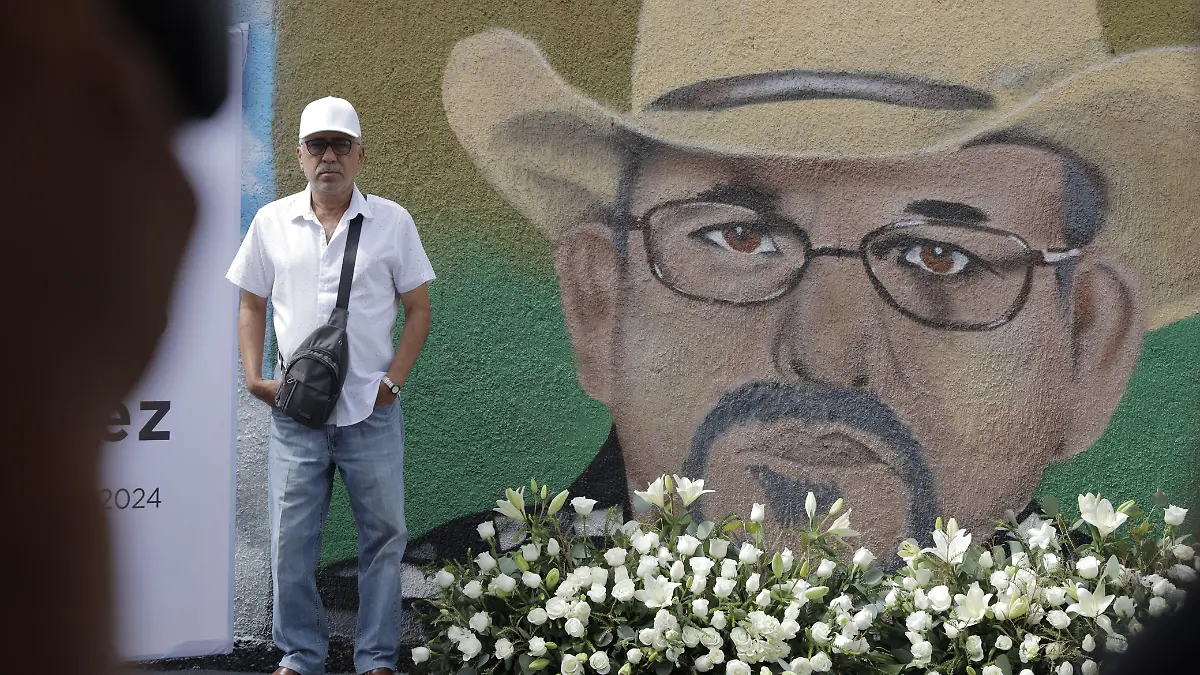 Guadalupe Mora junto a mural de Hipólito Mora