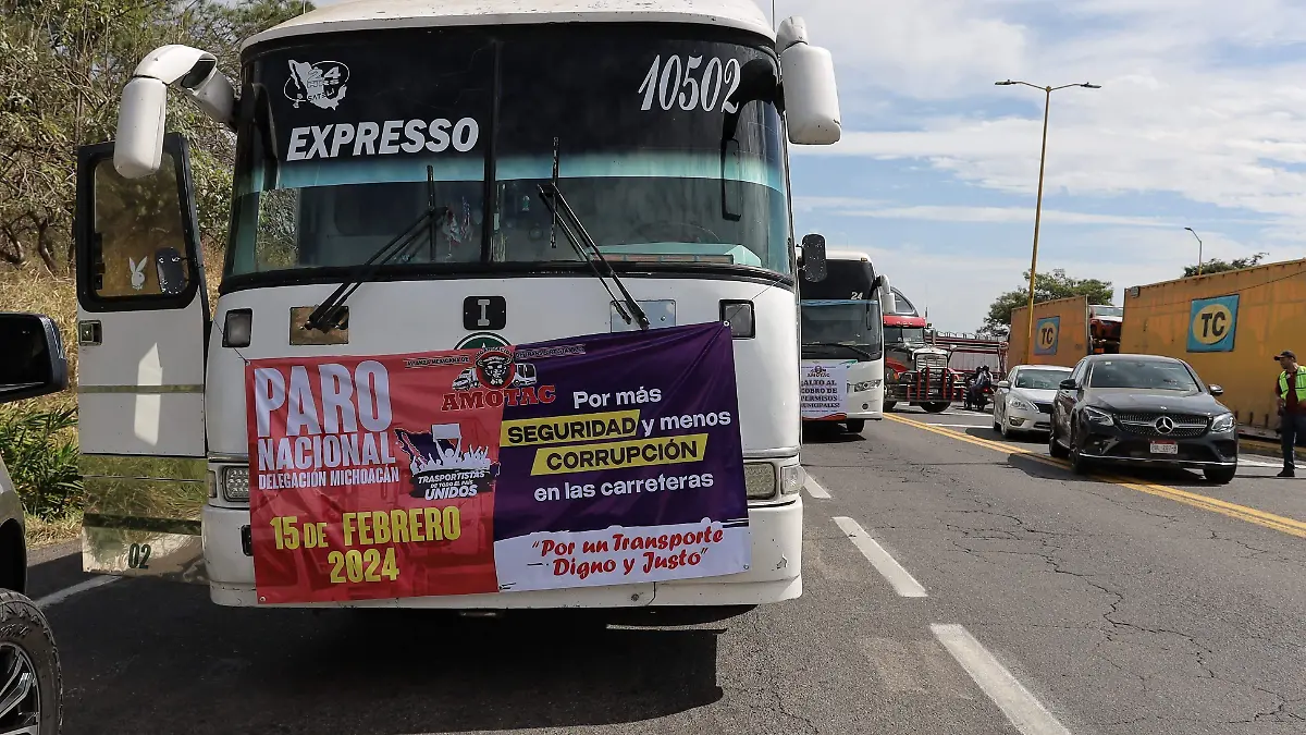 Pancarta sobre Paro Nancional de transportistas en Michoacán