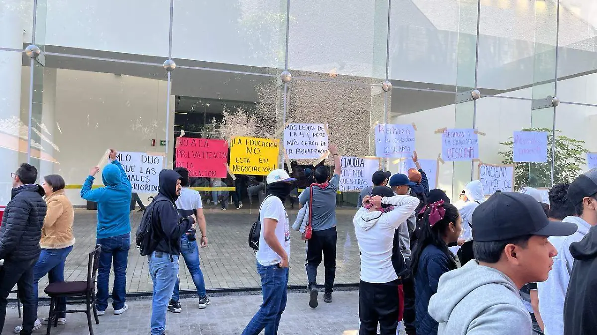 Normalistas manifestación Claudia Sheinbuam