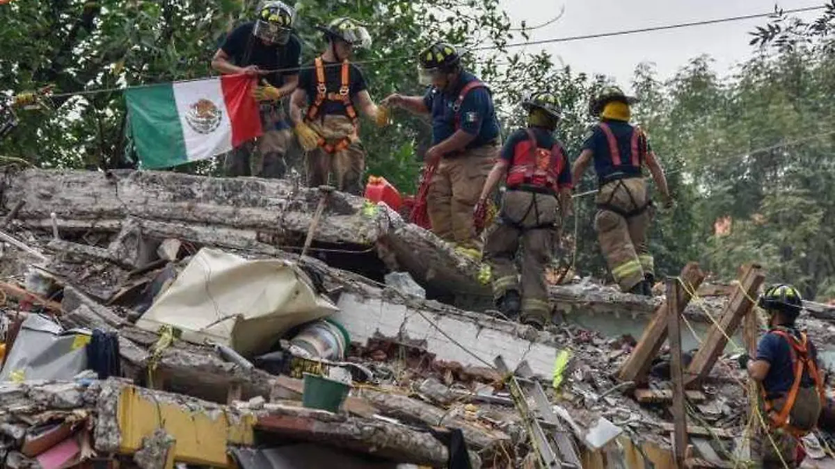 Rescatistas durante sismo del 19 septiembre 2017