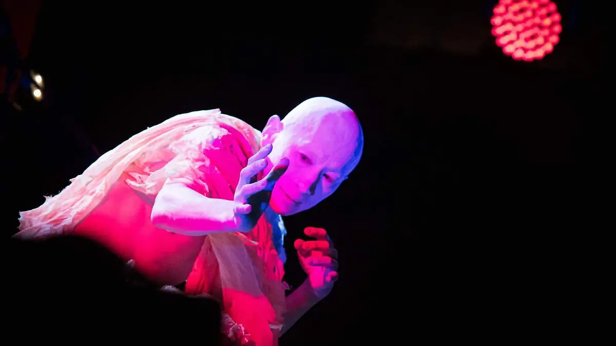 Puesta escénica del artista japonés Ichikahara Akihito  